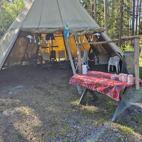 Sittplatser och kåta på området