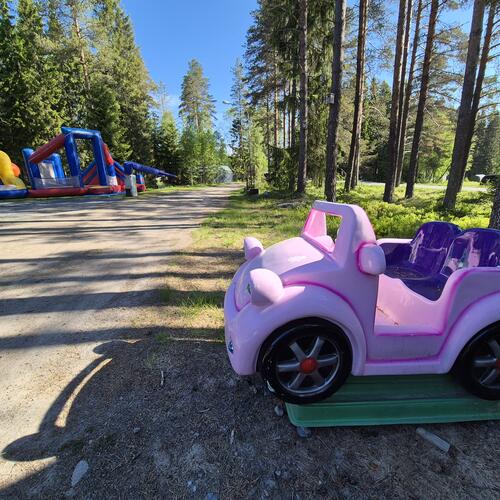 Barnkarusell på området