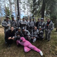 Grupp i camouflage-overaller efter en paintballmatch i skogen i Sävar