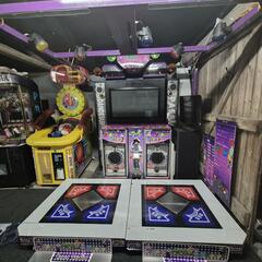 Arkadhall med retrospel och Dance Station